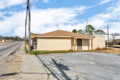 A versatile commercial property nestled in a high-traffic area - photo 1