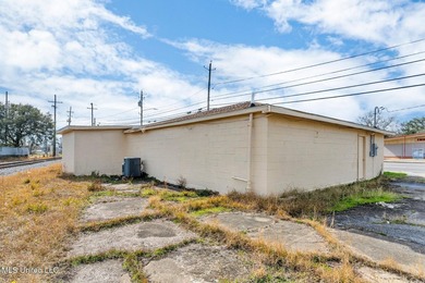 A versatile commercial property nestled in a high-traffic area - photo 4