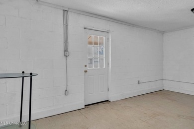 A versatile commercial property nestled in a high-traffic area - photo 5
