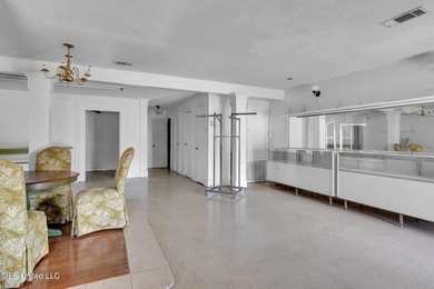 A versatile commercial property nestled in a high-traffic area - photo 6
