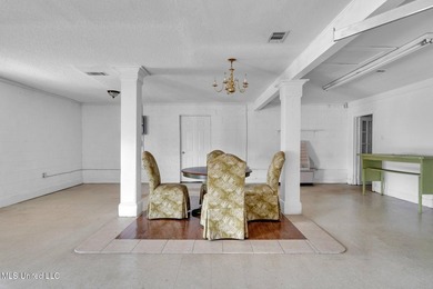 A versatile commercial property nestled in a high-traffic area - photo 8