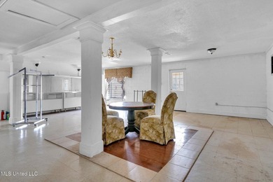 A versatile commercial property nestled in a high-traffic area - photo 9