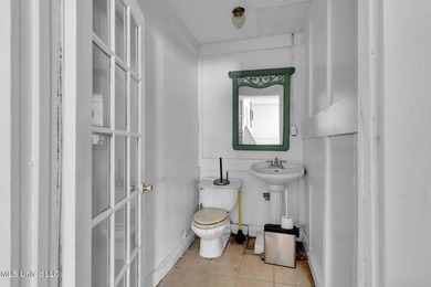 A versatile commercial property nestled in a high-traffic area - photo 10