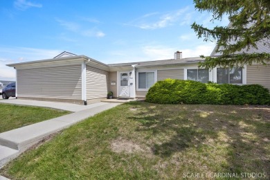 Lake Townhome/Townhouse Sale Pending in Hoffman Estates, Illinois