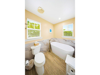 Stunning 3 bed, 3 bath town home overlooking the pool with - photo 25