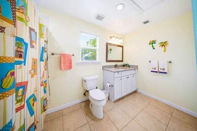 Stunning 3 bed, 3 bath town home overlooking the pool with - photo 30