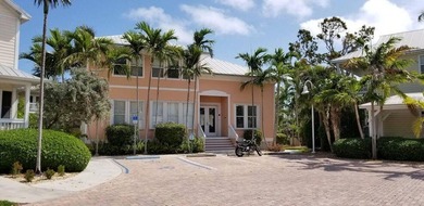 Stunning 3 bed, 3 bath town home overlooking the pool with - photo 36