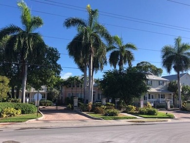 Stunning 3 bed, 3 bath town home overlooking the pool with - photo 38