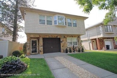 AMAZING OPPORTUNITY TO OWN THIS STUNNNING HOME! Step into this - photo 2