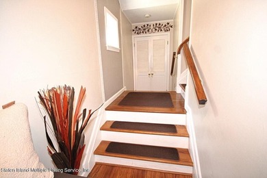 AMAZING OPPORTUNITY TO OWN THIS STUNNNING HOME! Step into this - photo 4