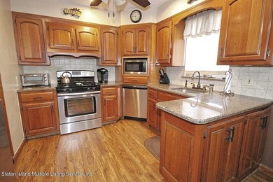 AMAZING OPPORTUNITY TO OWN THIS STUNNNING HOME! Step into this - photo 9