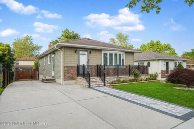 Located on a beautiful tree lined street in the heart of Oakwood - photo 2