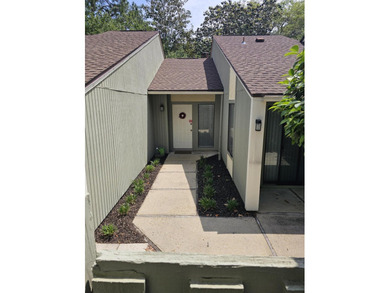 Welcome home to this charming 2-bedroom, 2-bath townhome that - photo 2
