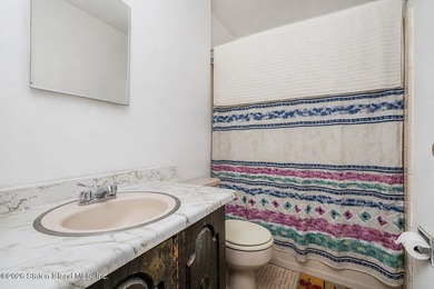Welcome to 38 Jasper St. in the desirable Willowbrook section of - photo 9
