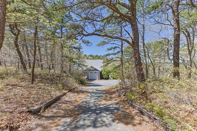 Beautifully tucked away on a quiet, sand road on the western - photo 2