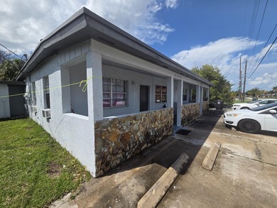 3/1, 2/1, 1/1 CBS TRIPLEX on a corner lot in a quiet - photo 1