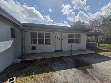 3/1, 2/1, 1/1 CBS TRIPLEX on a corner lot in a quiet - photo 2