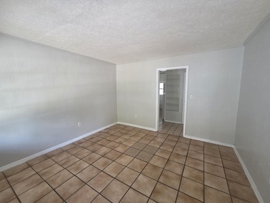 3/1, 2/1, 1/1 CBS TRIPLEX on a corner lot in a quiet - photo 3
