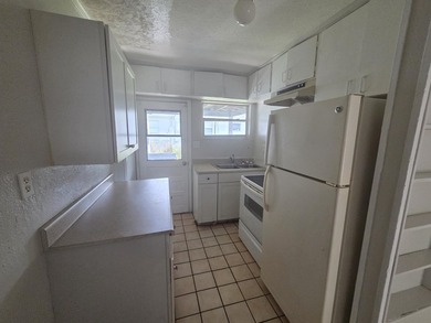 3/1, 2/1, 1/1 CBS TRIPLEX on a corner lot in a quiet - photo 4