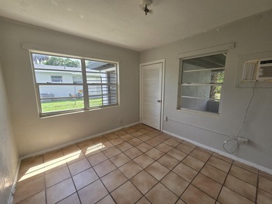 3/1, 2/1, 1/1 CBS TRIPLEX on a corner lot in a quiet - photo 6