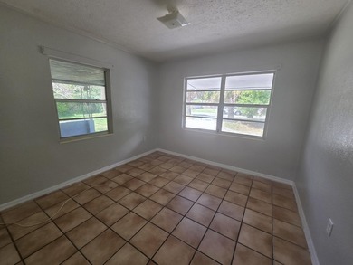 3/1, 2/1, 1/1 CBS TRIPLEX on a corner lot in a quiet - photo 7