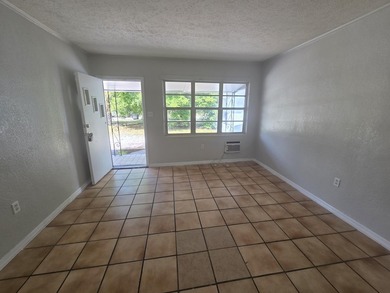 3/1, 2/1, 1/1 CBS TRIPLEX on a corner lot in a quiet - photo 8