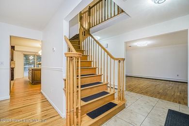 Welcome to one of Tottenville's best-kept secrets - a stunning - photo 4