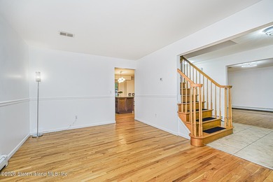 Welcome to one of Tottenville's best-kept secrets - a stunning - photo 5