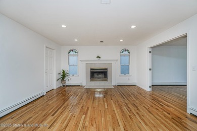 Welcome to one of Tottenville's best-kept secrets - a stunning - photo 10