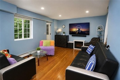 Charming 2 bedroom - 2 Bath duplex in the heart of Sheepshead - photo 3