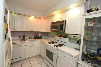 Charming 2 bedroom - 2 Bath duplex in the heart of Sheepshead - photo 5