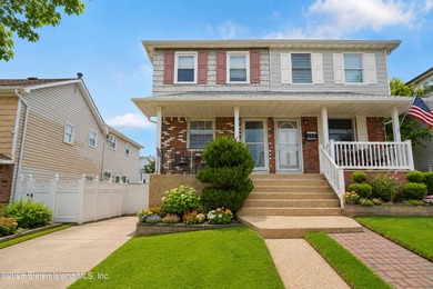 Beautifully maintained semi-attached home offering an abundance - photo 1