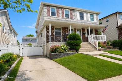 Beautifully maintained semi-attached home offering an abundance - photo 2