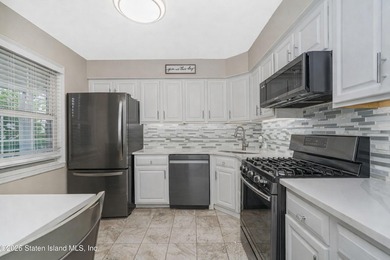 Beautifully maintained semi-attached home offering an abundance - photo 3