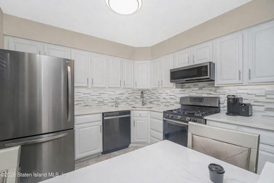 Beautifully maintained semi-attached home offering an abundance - photo 4