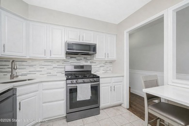 Beautifully maintained semi-attached home offering an abundance - photo 5