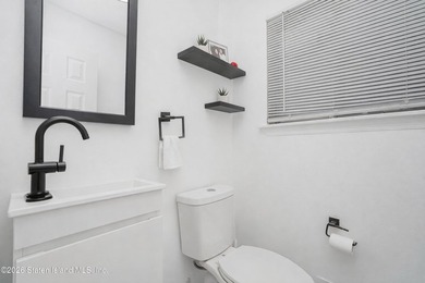 Beautifully maintained semi-attached home offering an abundance - photo 7