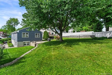 Welcome home to the East End of New Rochelle's highly desirable - photo 2