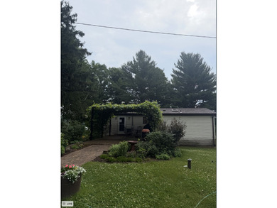 Welcome to your own slice of paradise! This charming 3-bedroom - photo 2