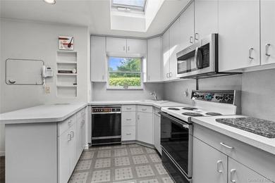 Welcome home to the East End of New Rochelle's highly desirable - photo 6