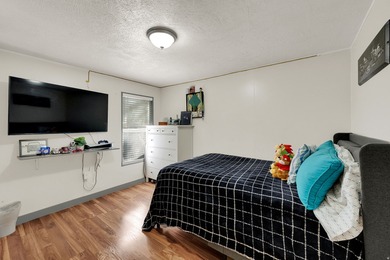 Welcome to this beautifully maintained mobile home in the heart - photo 11