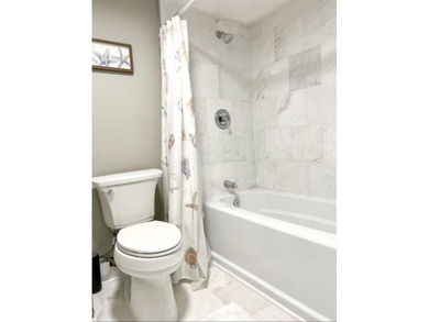 This charming 0ne-bedroom, one-bath condo offers the perfect - photo 2