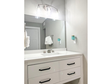 This charming 0ne-bedroom, one-bath condo offers the perfect - photo 4
