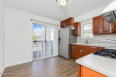 Welcome to this well-maintained single-family semi-attached home - photo 9