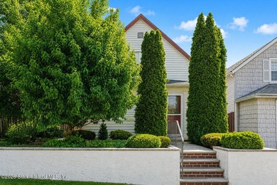 Charming and beautifully updated single-family colonial house - photo 1