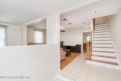 Charming and beautifully updated single-family colonial house - photo 4