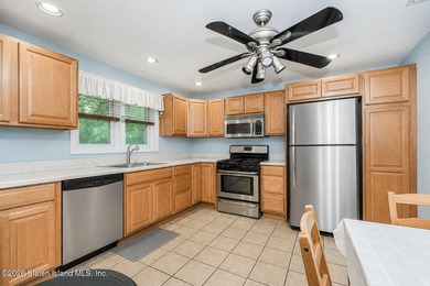 Charming and beautifully updated single-family colonial house - photo 9