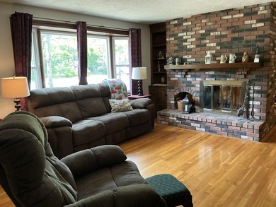 Very spacious 3 bedroom ranch in very convenient location close - photo 3