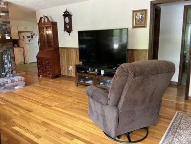 Very spacious 3 bedroom ranch in very convenient location close - photo 4