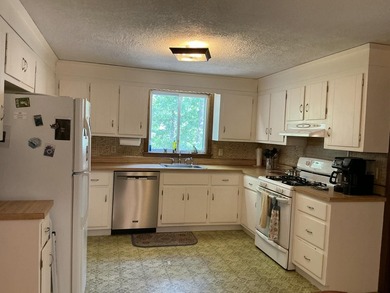 Very spacious 3 bedroom ranch in very convenient location close - photo 6